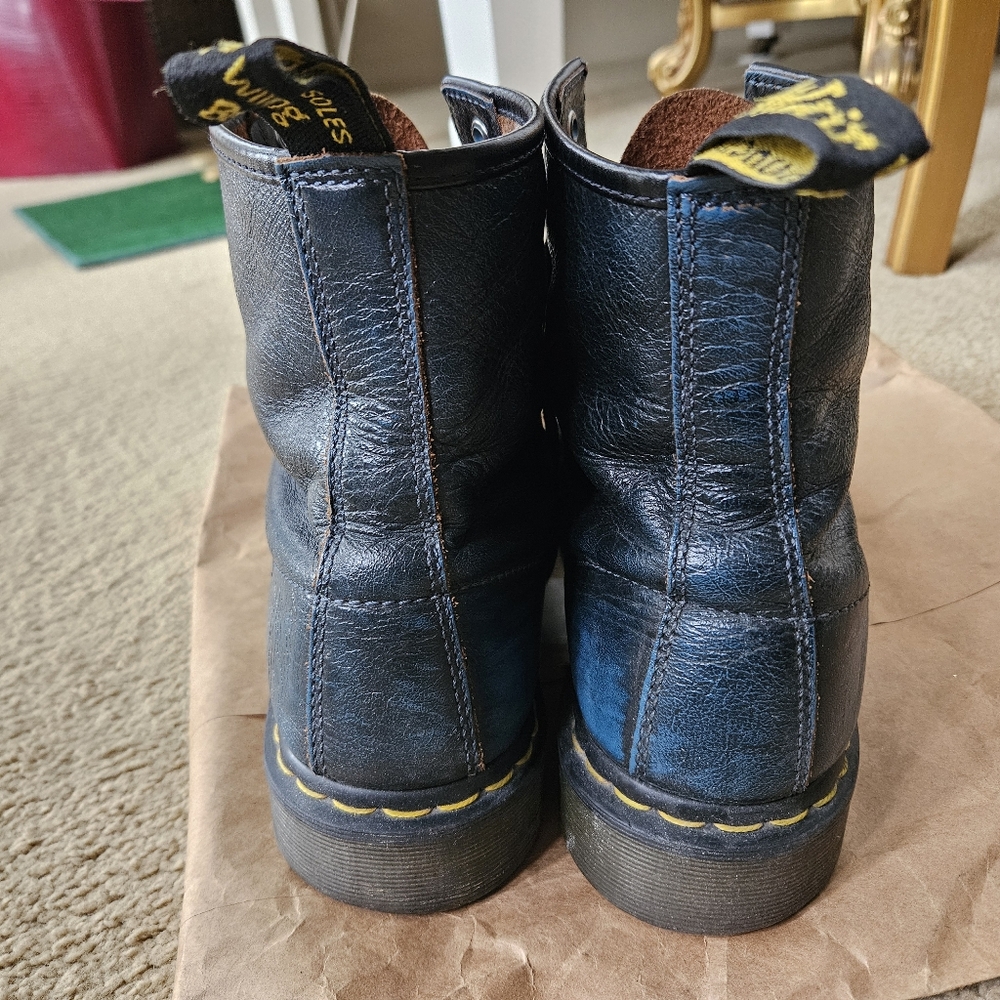 Dr. Martens Unisex Airwair Leather Lace Up Boots - Picture 8 of 10